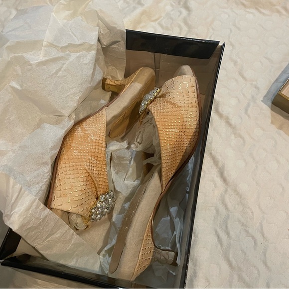 Joan Boyce Bejeweled Heels Women’s 7.5 168885 Tan/ Cream Silver Classic - Picture 9 of 10